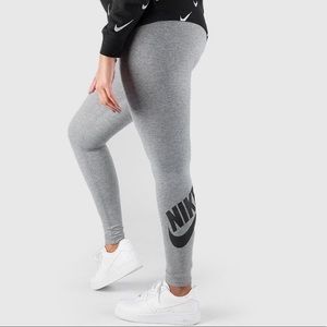 Nike Women’s Leg-a-see Leggings 🖤